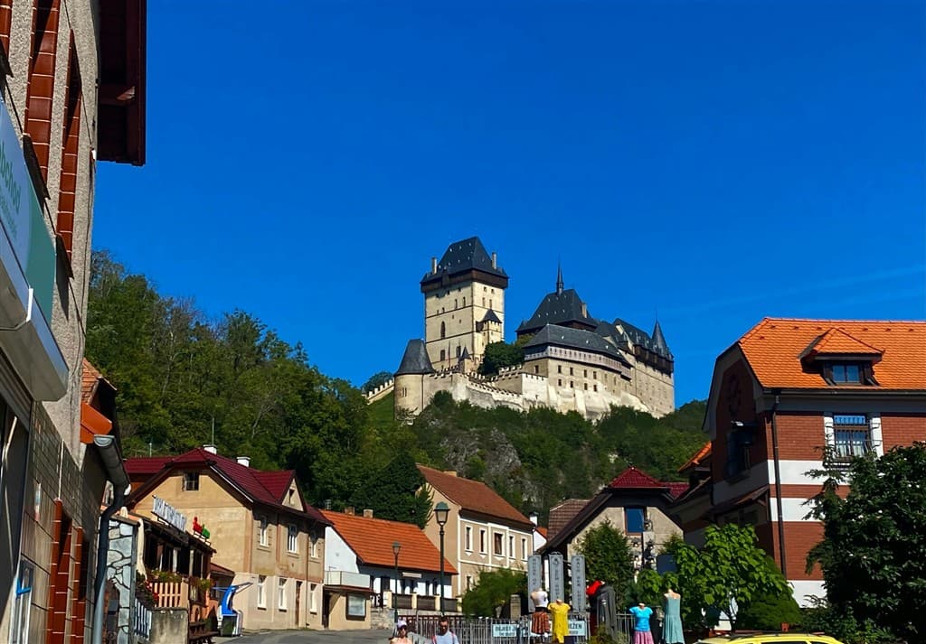 Domy a hrad Karlštejn.