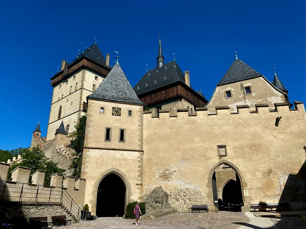 Hradná budova Karlštejn.