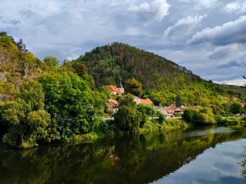 Zeleň, kostol a rieka pri Karlštejne.