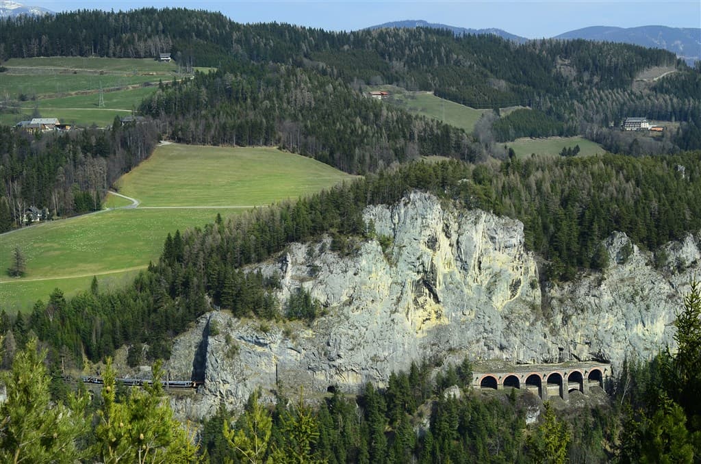 Semmeringský priesmyk-pohľad na skaly