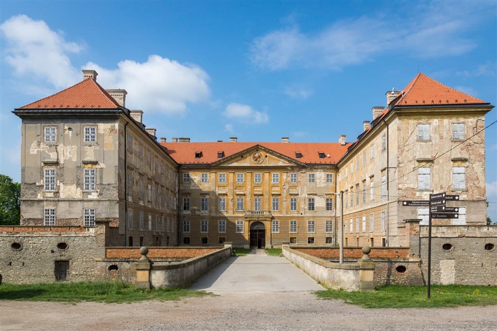 Strážnice, Skalica, Holíč