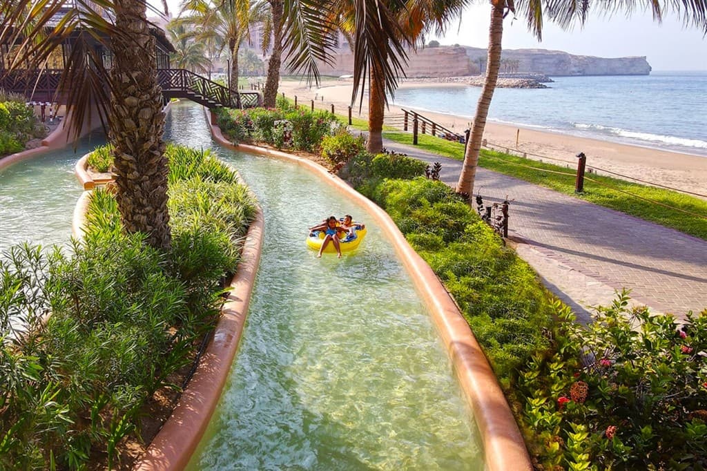 Deti na divokej rieke v Shangri-La Barr Al Jissah Resort & Spa, Al Bandar