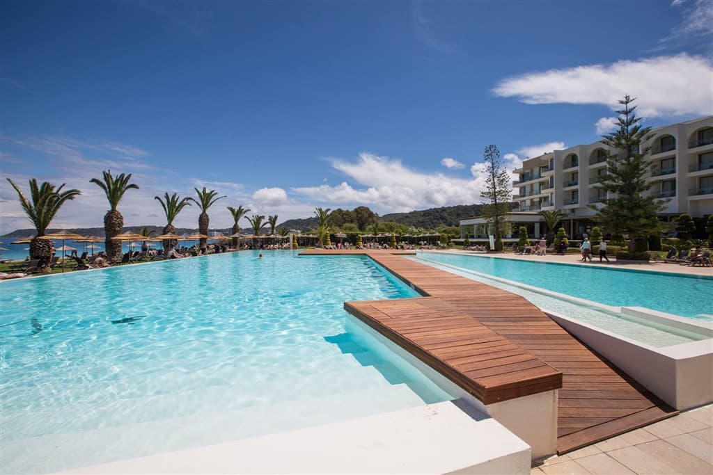 Mólo nad bazénom hotela Sentido Ixian All Suites