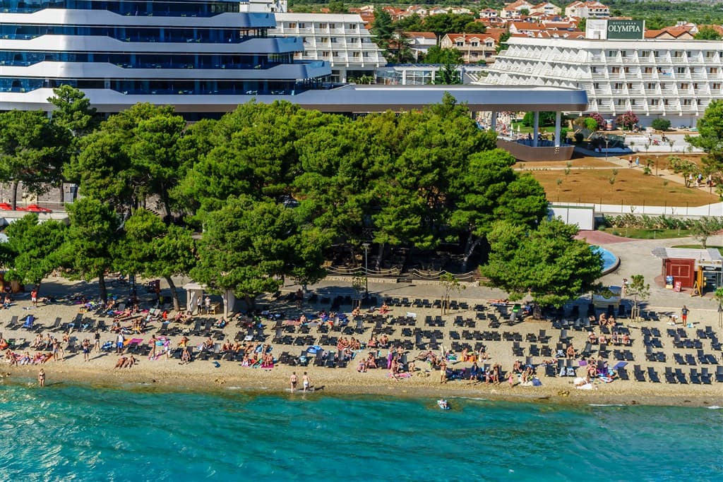 Pláž pred hotelom Olympia Sky