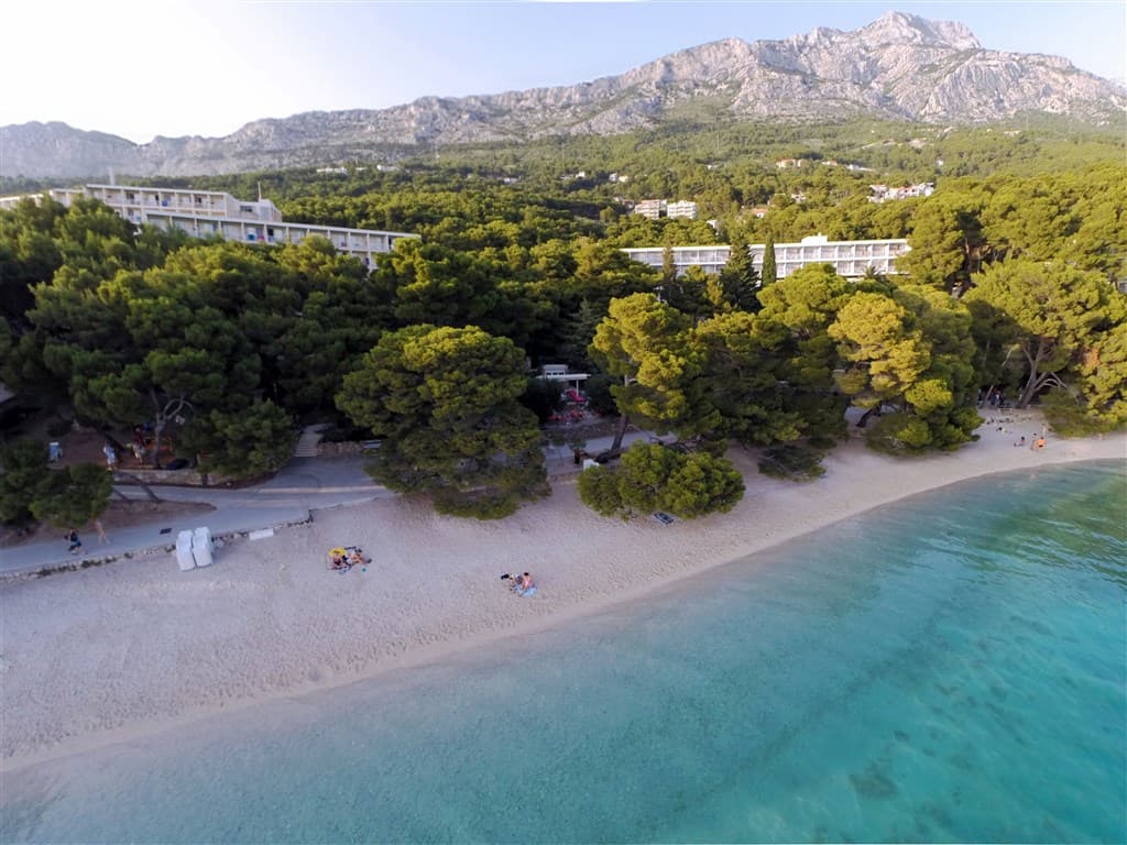 Pohľad z výšky na pláž hotela Bluesun Marina