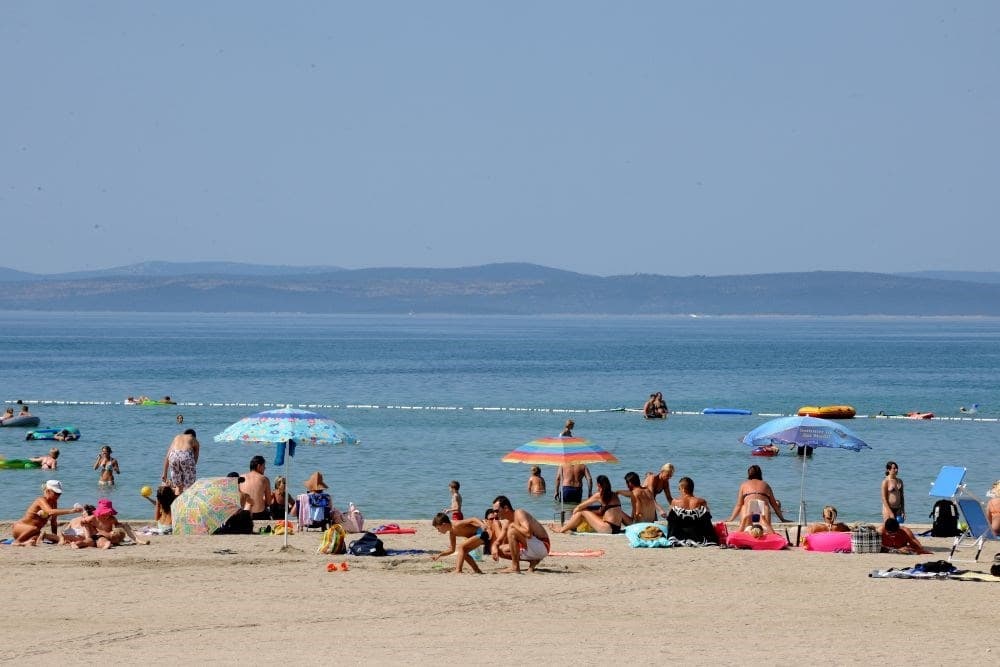 Pláž pred apartmánmi a štúdiami Zaton Holiday Resort 3