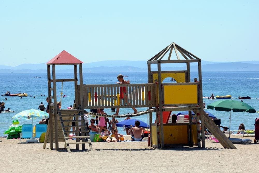 Šmykľávka pre deti pri apartmánoch a štúdiách Zaton Holiday Resort 3