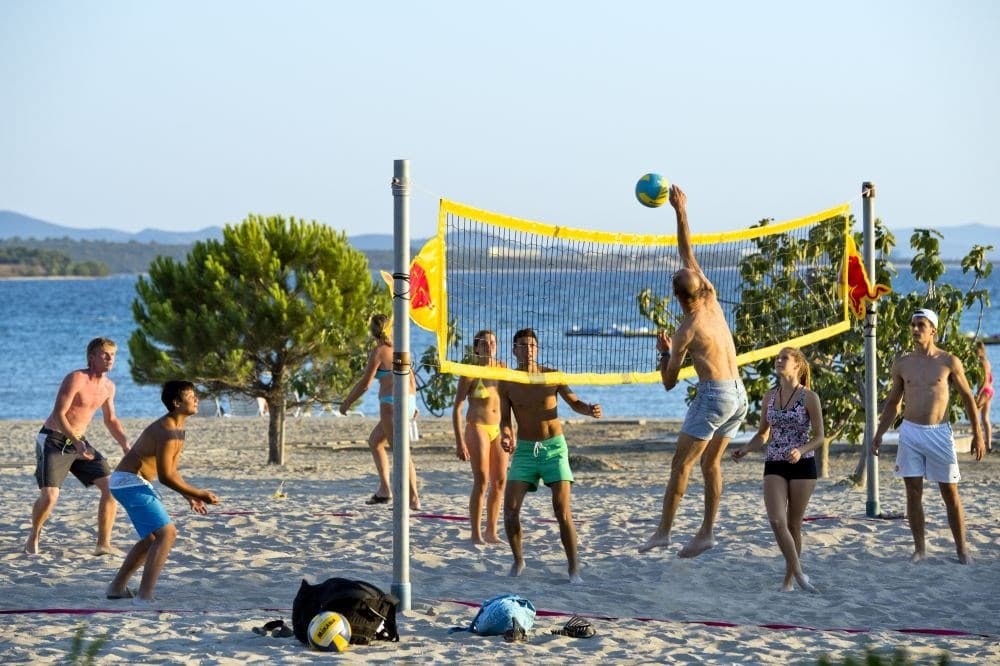 Plážový volejbal pri apartmánoch a štúdiách Zaton Holiday Resort 3
