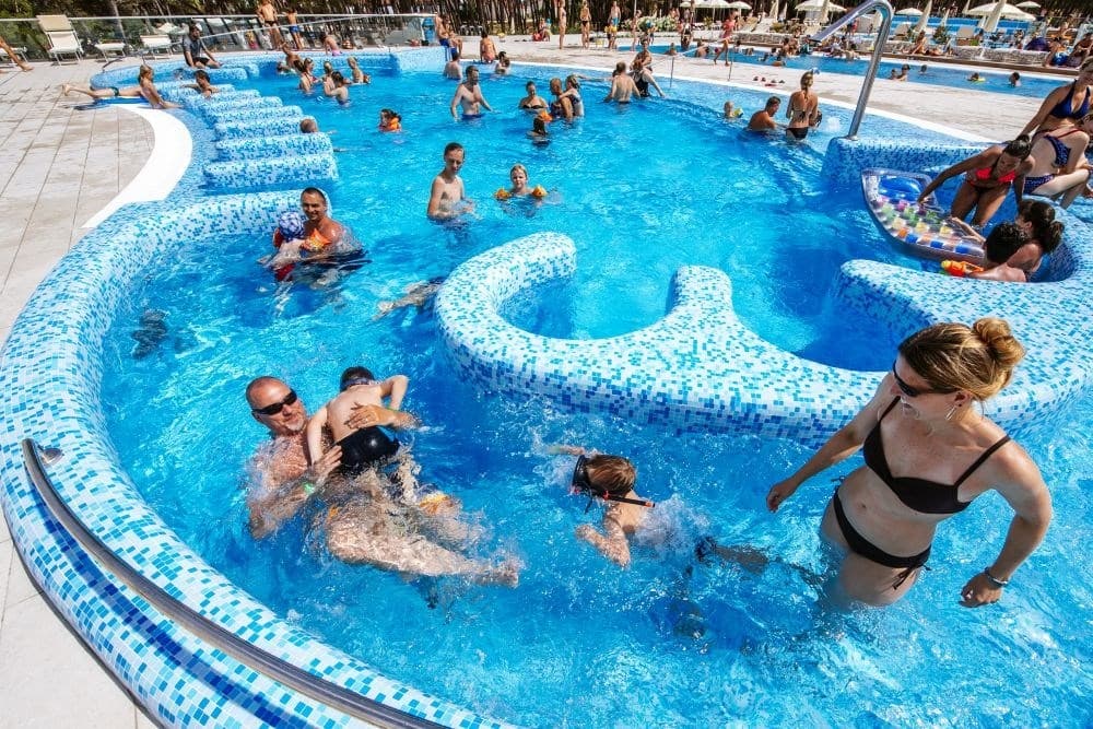 Bazén pri apartmánoch a štúdiách Zaton Holiday Resort 3