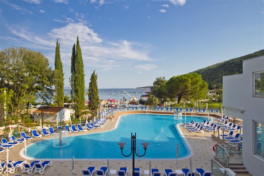 Bazén pred hotelom Mimosa / Lido Palace