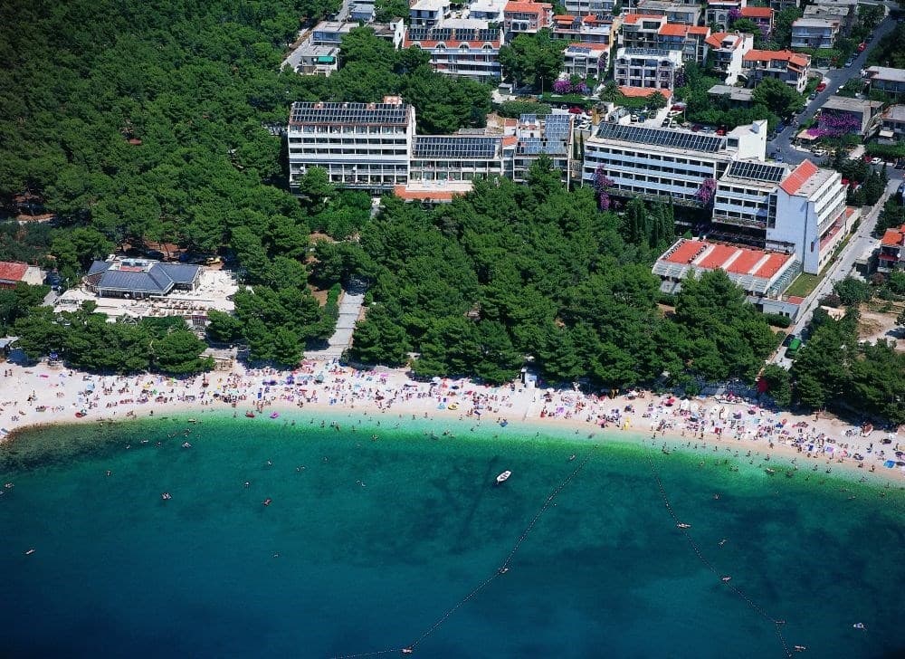 Pláž pred hotelom Biokovka