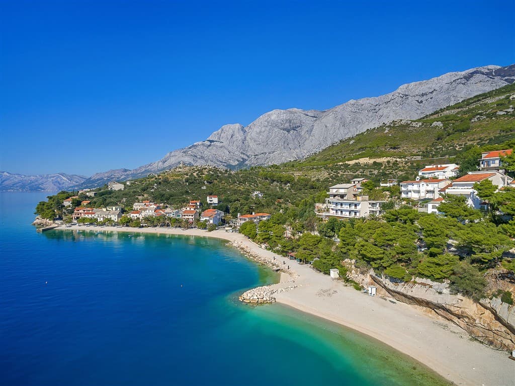 Pohľad na pláž a hotel Vila Viskovič
