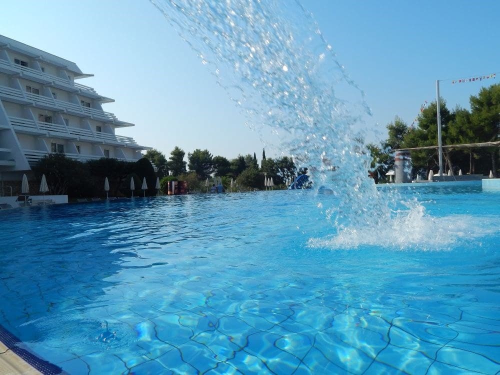 Bazén pred hotelom Olympia