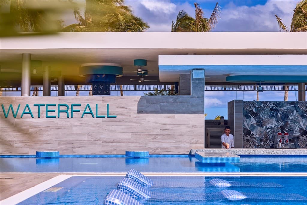 Swim up bar