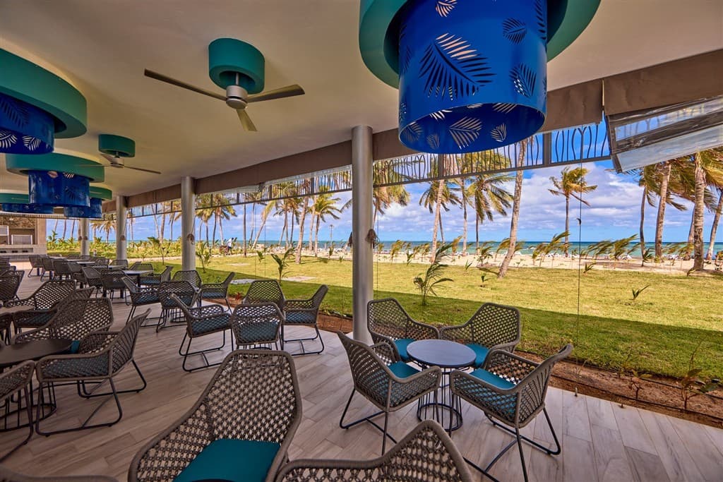 Poolside bar