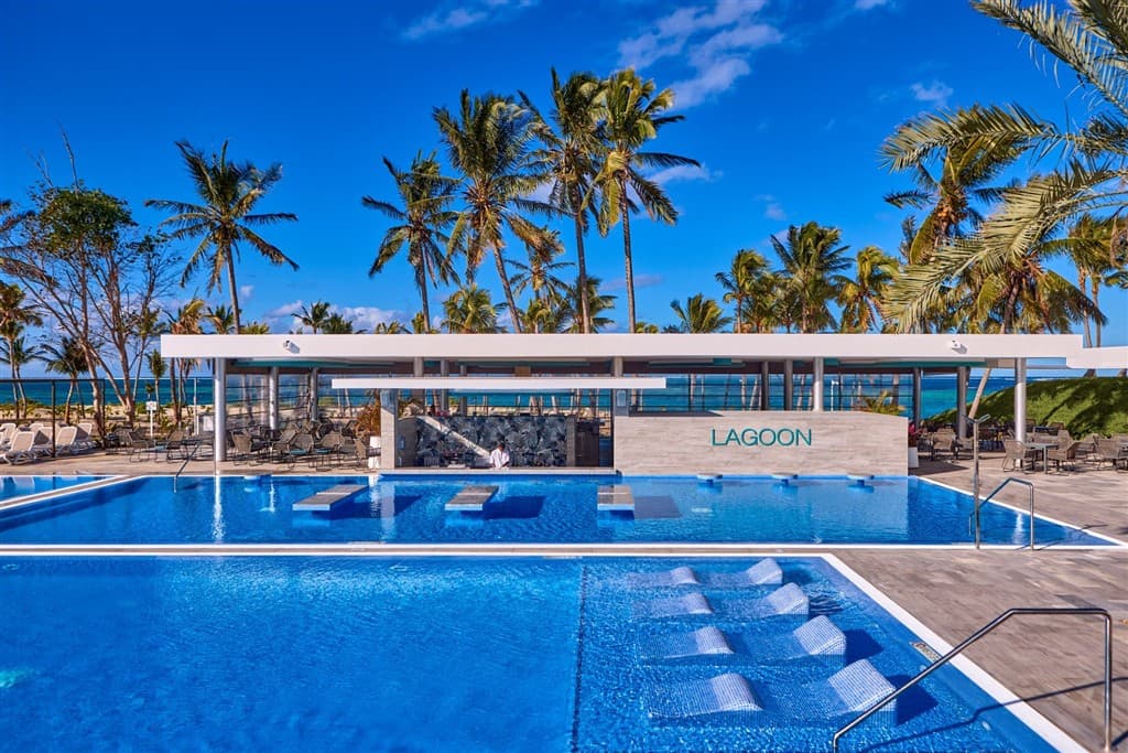 Bazén so swim up barom