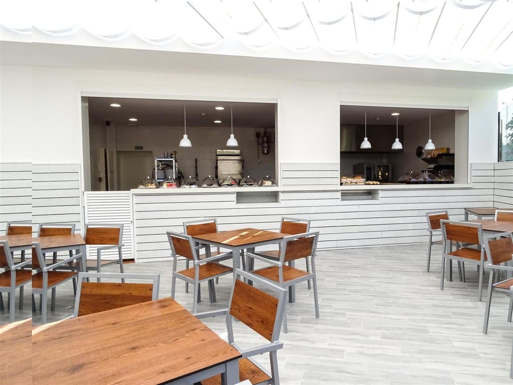 Bar pri bazéne