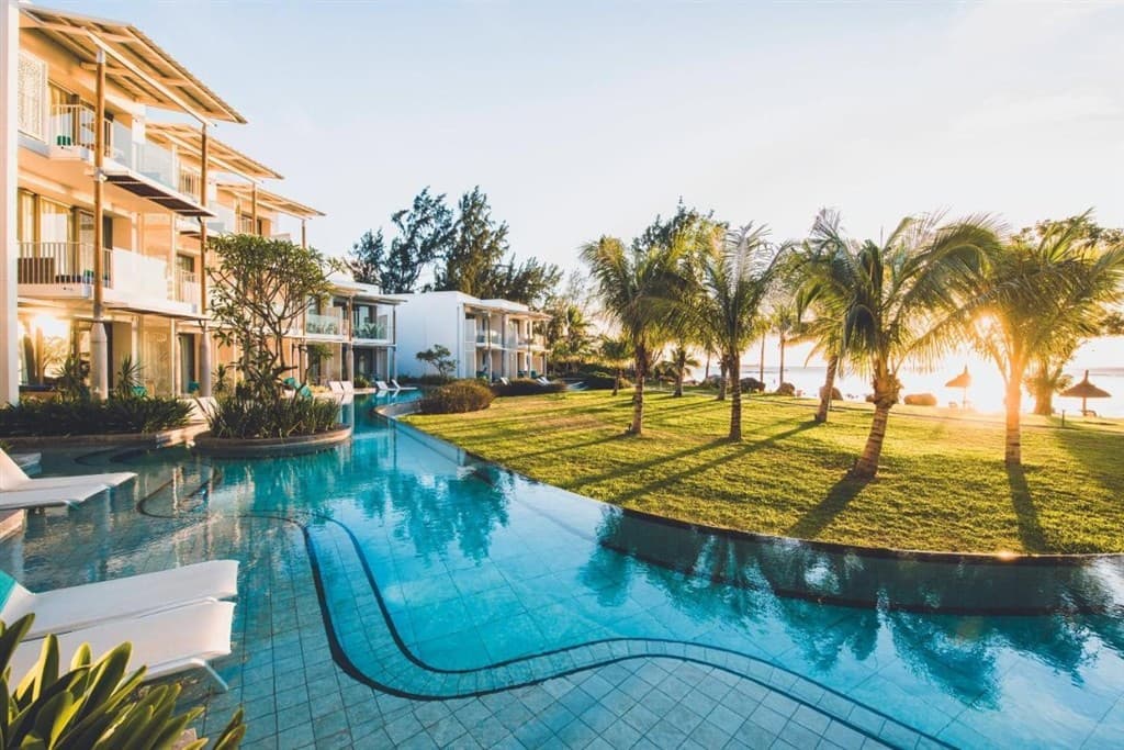 Victoria Beachcomber Resort For 2