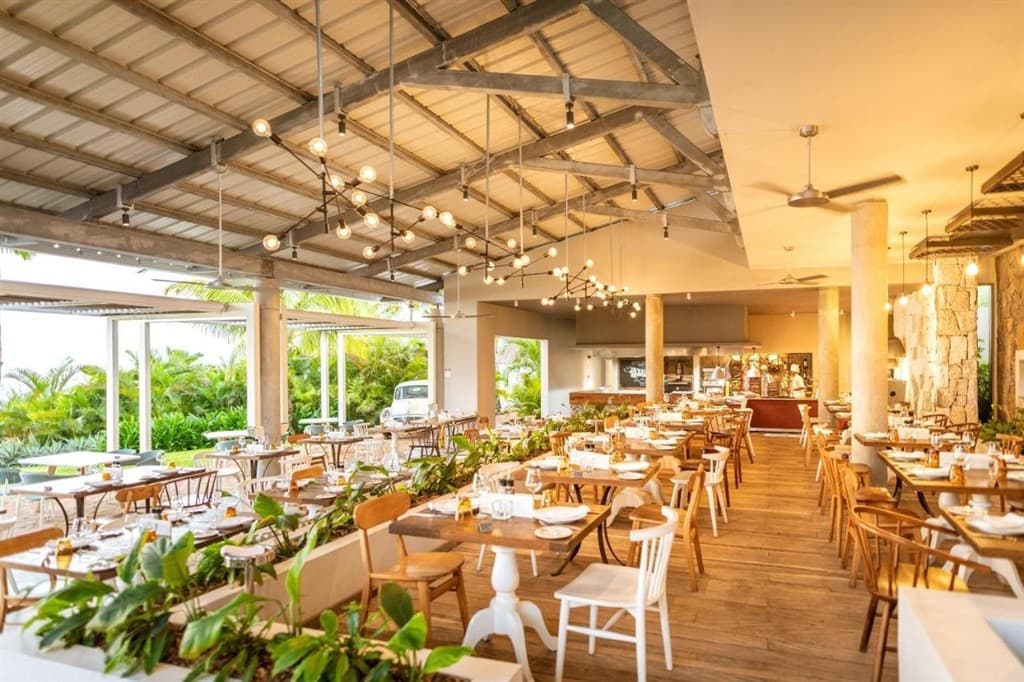 Victoria Beachcomber Resort For 2