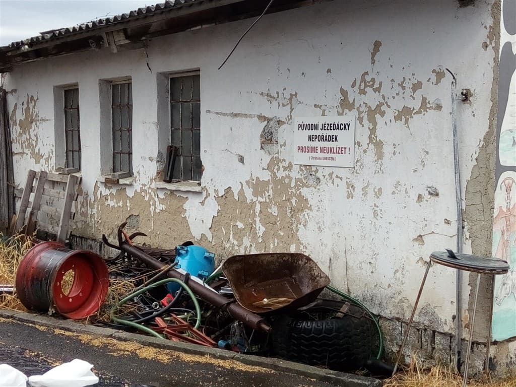 Slunce, seno a cesta do Hoštic u Volyně