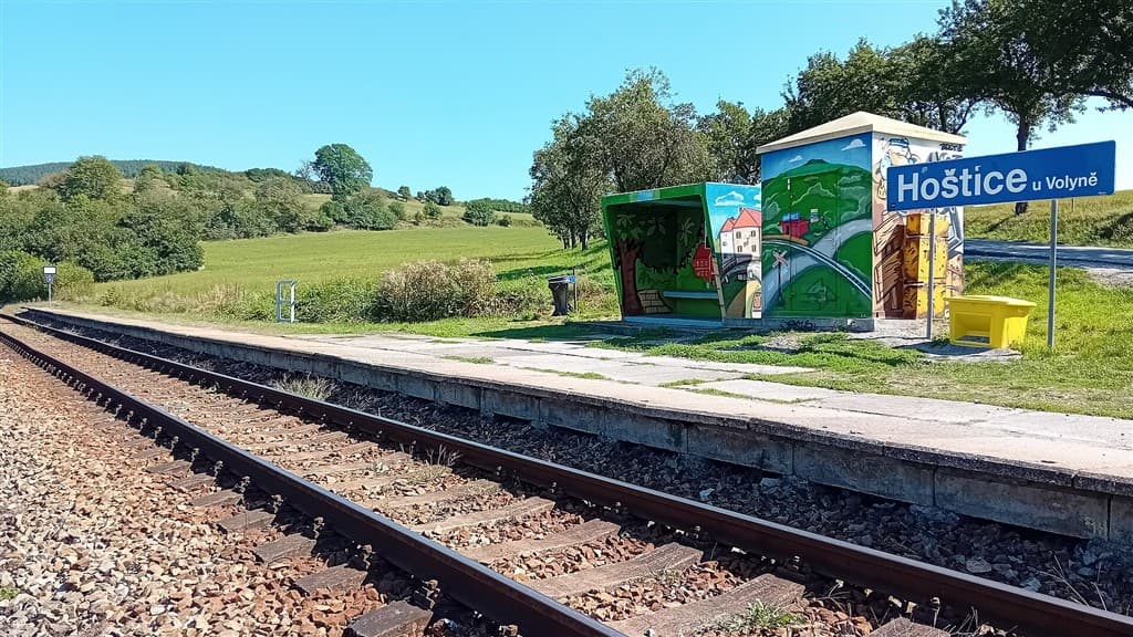 Slunce, seno a cesta do Hoštic u Volyně