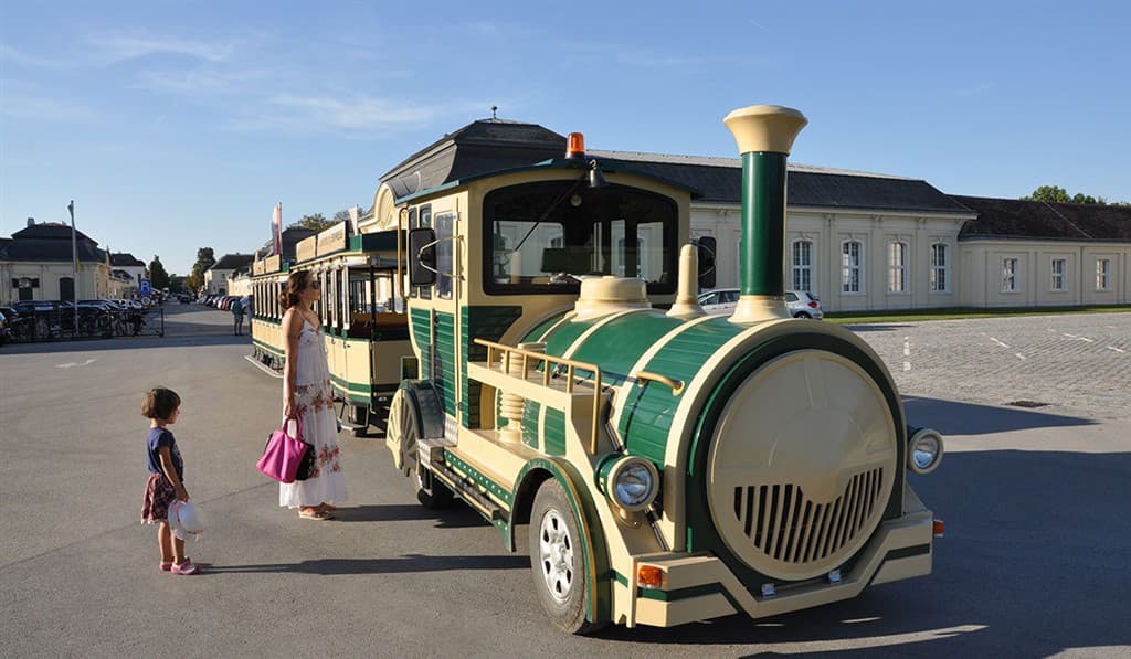 Zámok v Laxenburgu s plavbou a čokoládovňa