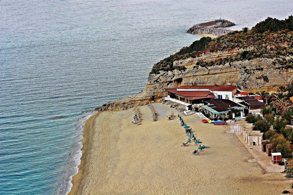 Tropea - exotická pláž pod historickým mestom