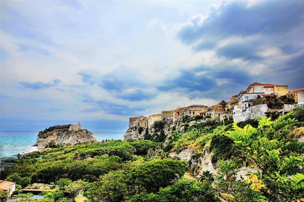 Tropea - exotická pláž pod historickým mestom
