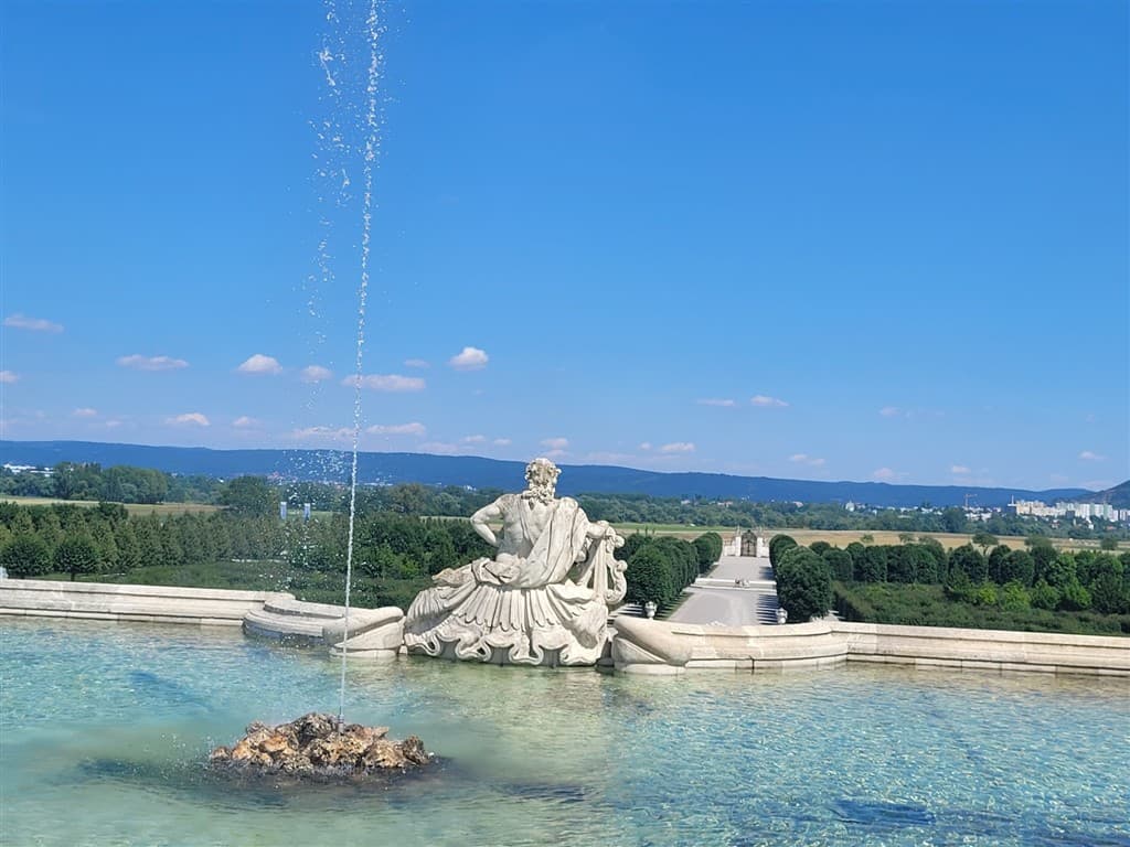 1-dňový zájazd na zámok Schloss Hof a jazero Neusiedlersee