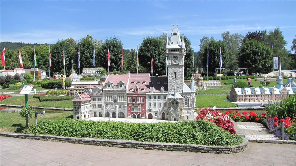 Najkrajšie stavby sveta a tyrkysové jazero Wörthersee
