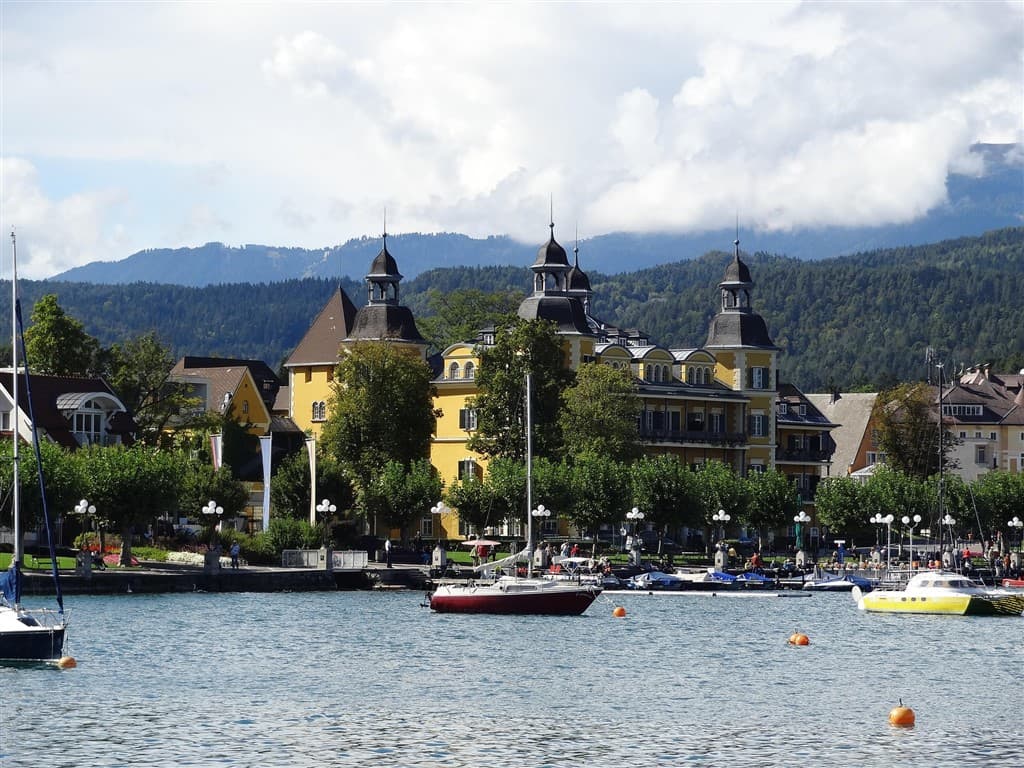 Najkrajšie stavby sveta a tyrkysové jazero Wörthersee