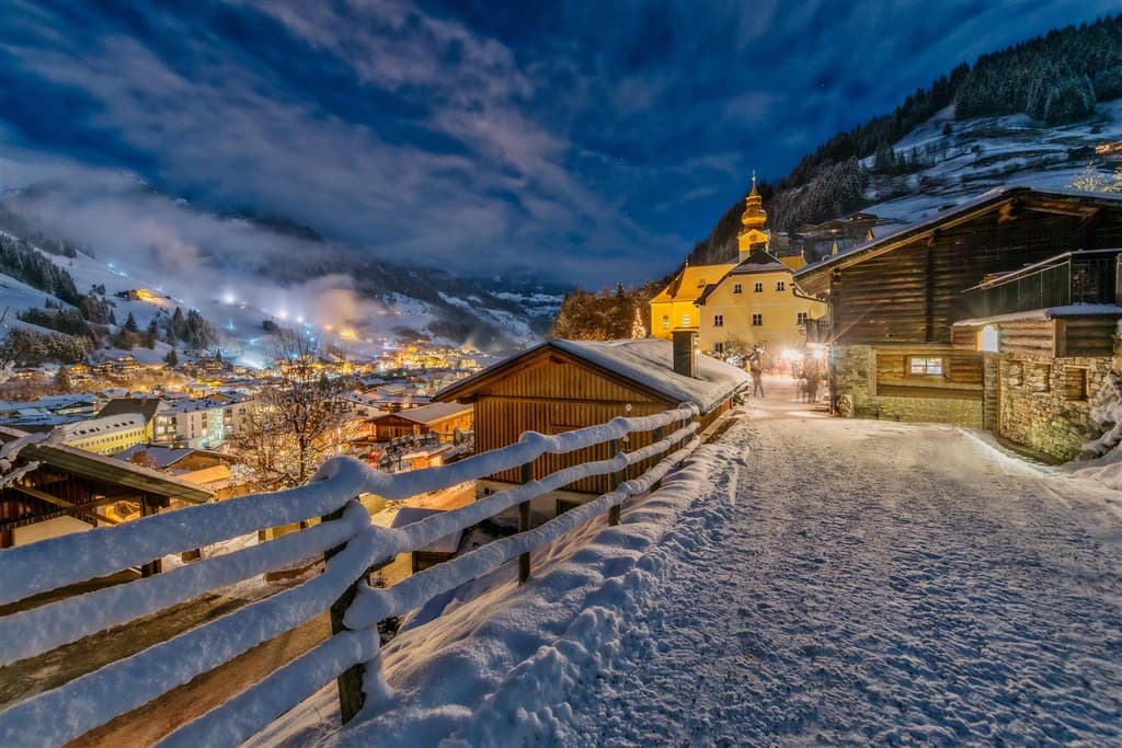 Adventný Salzburg a čarovný zámok Hellbrunn