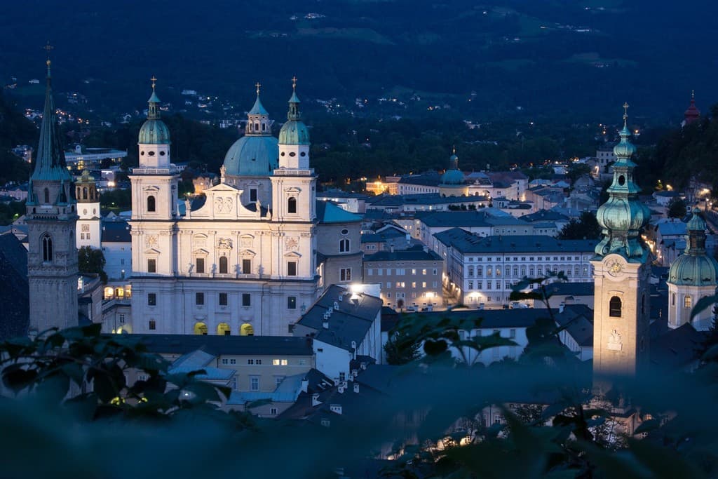 Adventný Salzburg a čarovný zámok Hellbrunn