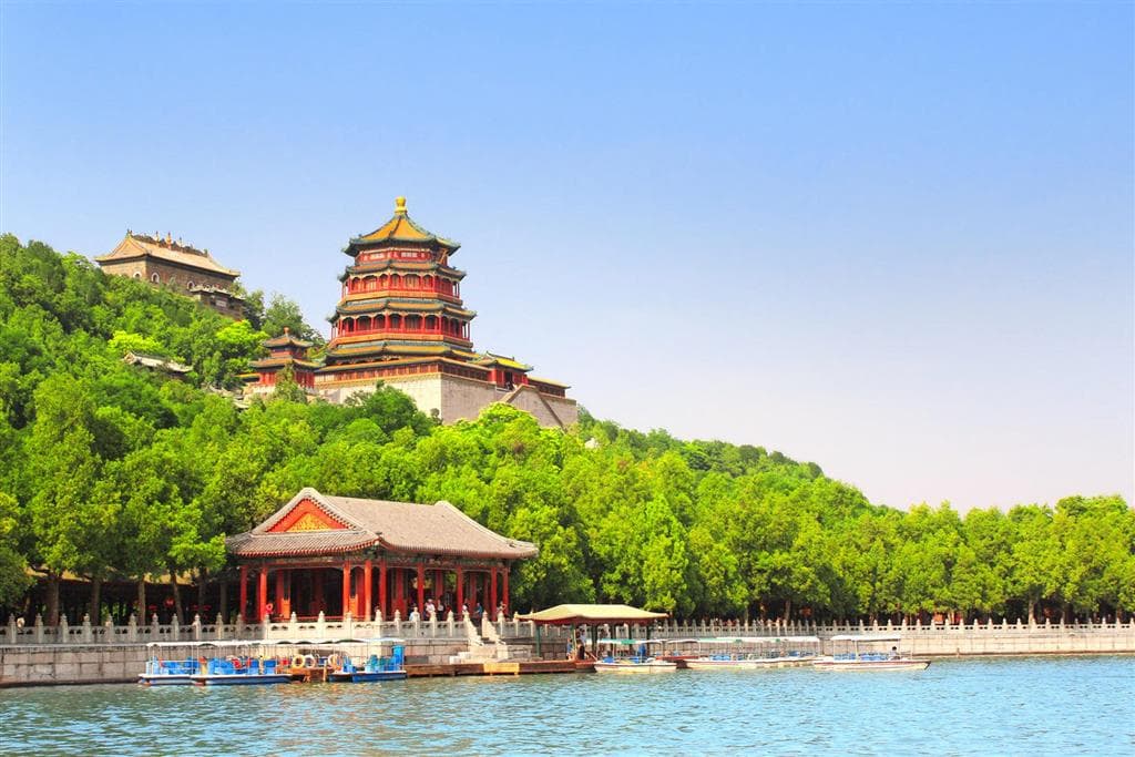 Historický Letný palác v Pekingu, zapísaný v zozname UNESCO, ponúka úchvatnú tradičnú čínsku architektúru a pokojné záhrady pri jazere Kunming.