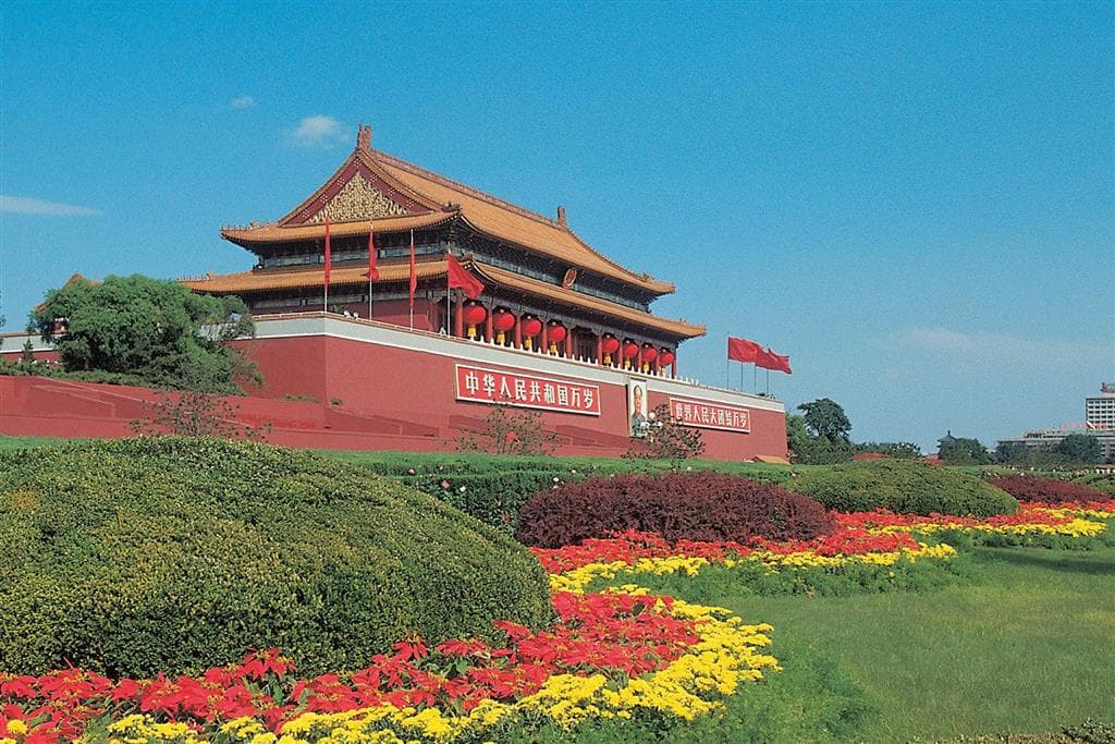 Ikonická Brána nebeského pokoja (Tchien-an-men) v Pekingu s portrétom Mao Ce-tunga slúži ako monumentálny vstup do Zakázaného mesta.