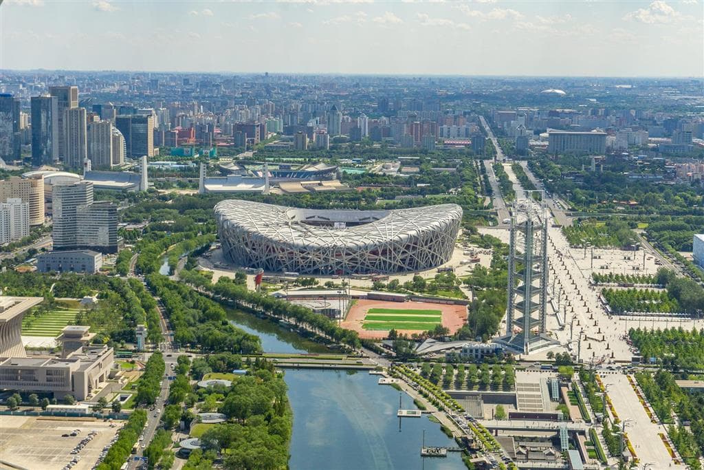 Pekinské „Vtáčie hniezdo“ je prvým štadiónom na svete, ktorý hostil otváracie ceremoniály letných aj zimných olympijských hier.