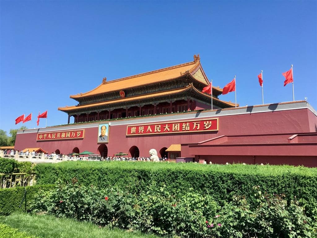 Ikonický Mao Ce-Tung na Bráne nebeského pokoja, ktorého dopĺňajú monumentálne nápisy hlásajúce jednotu ľudu a veľkosť Čínskej ľudovej republiky.