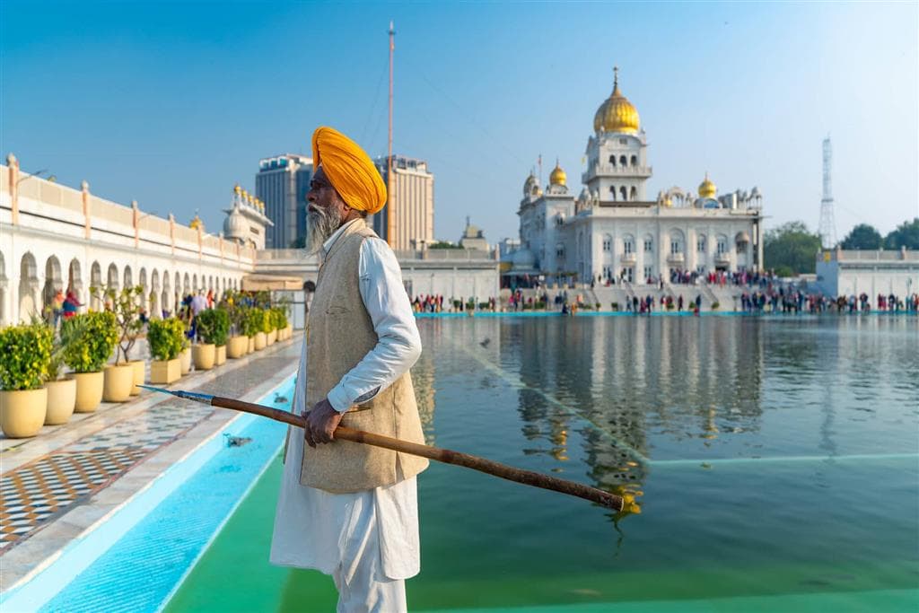 Gurudwara Bangla Sahib v New Delhi je známa svojou posvätnou nádržou a komunitnou kuchyňou, kde denne zdarma jedávajú tisíce ľudí