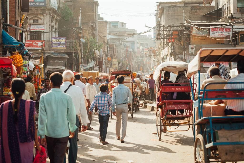 Farebné rikše v starom Delhi sú tradičným spôsobom dopravy v úzkych uličkách Chandni Chowk