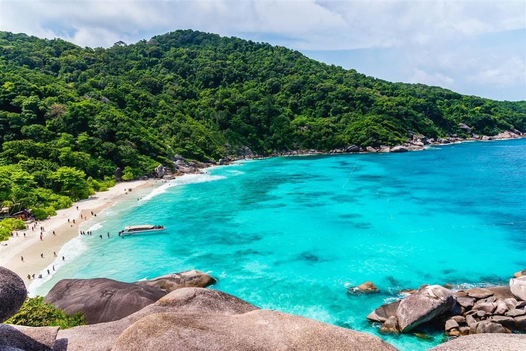 Andamanské ostrovy sú bližšie k Thajsku než k pevninskej Indii, čo sa odráža aj na ich tropickom charaktere a kultúre