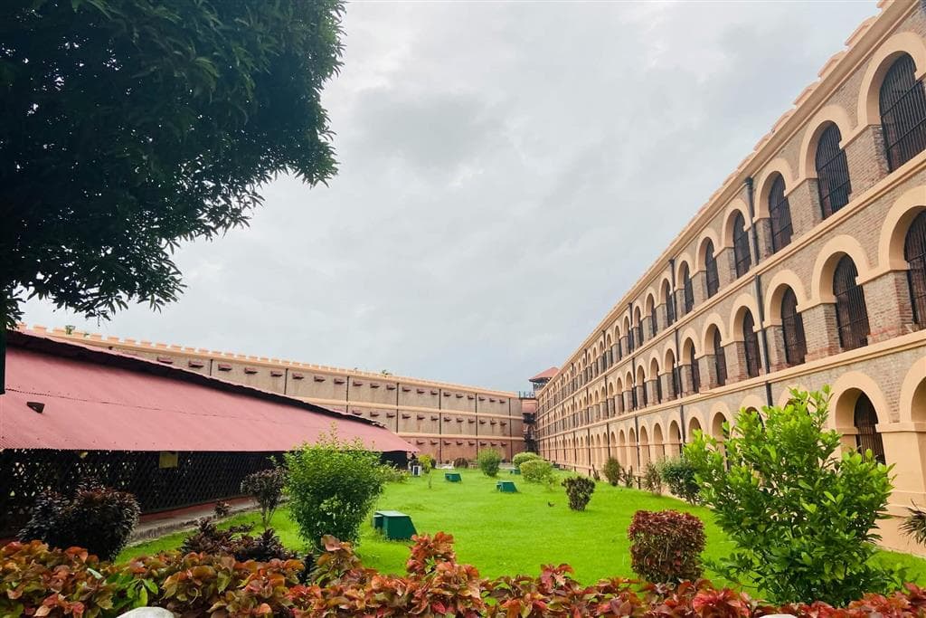 Cellular Jail v Port Blair slúžilo počas britskej koloniálnej éry ako väzenie pre politických väzňov a dnes je pamätníkom slobody a pripomienkou boja za nezávislosť