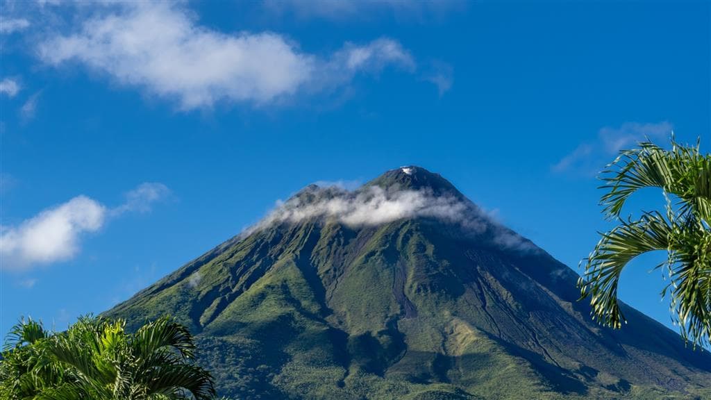 Vulkán Arenal je jednou z najvýraznejších dominánt krajiny