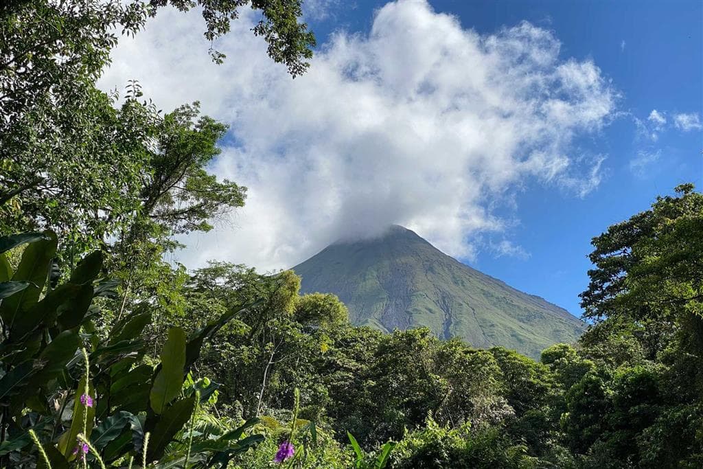 Z bujnej tropickej vegetácie oblasti La Fortuna vyrastá výrazná silueta sopky Arenal