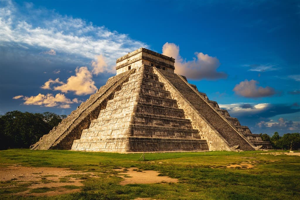 Pyramída El Castillo tiež známa ako Chrám Kukulcan, v Chichen Itza