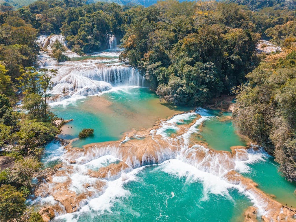 Tyrkysové kaskády Agua Azul v Chiapas