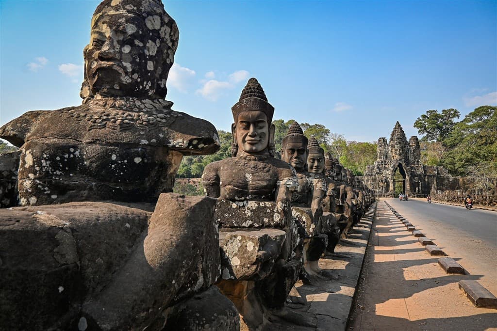 kamenné schody lemujúce most pri barane Angkor Thom