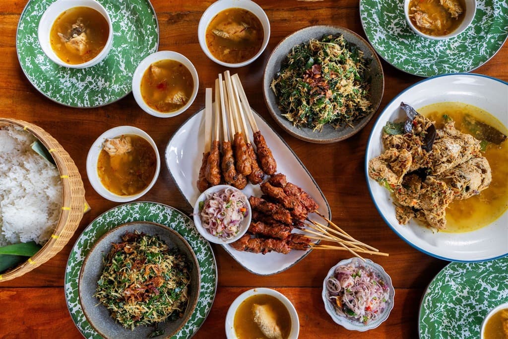 Tradičné jedlo kuracie satay a barakuda Bali