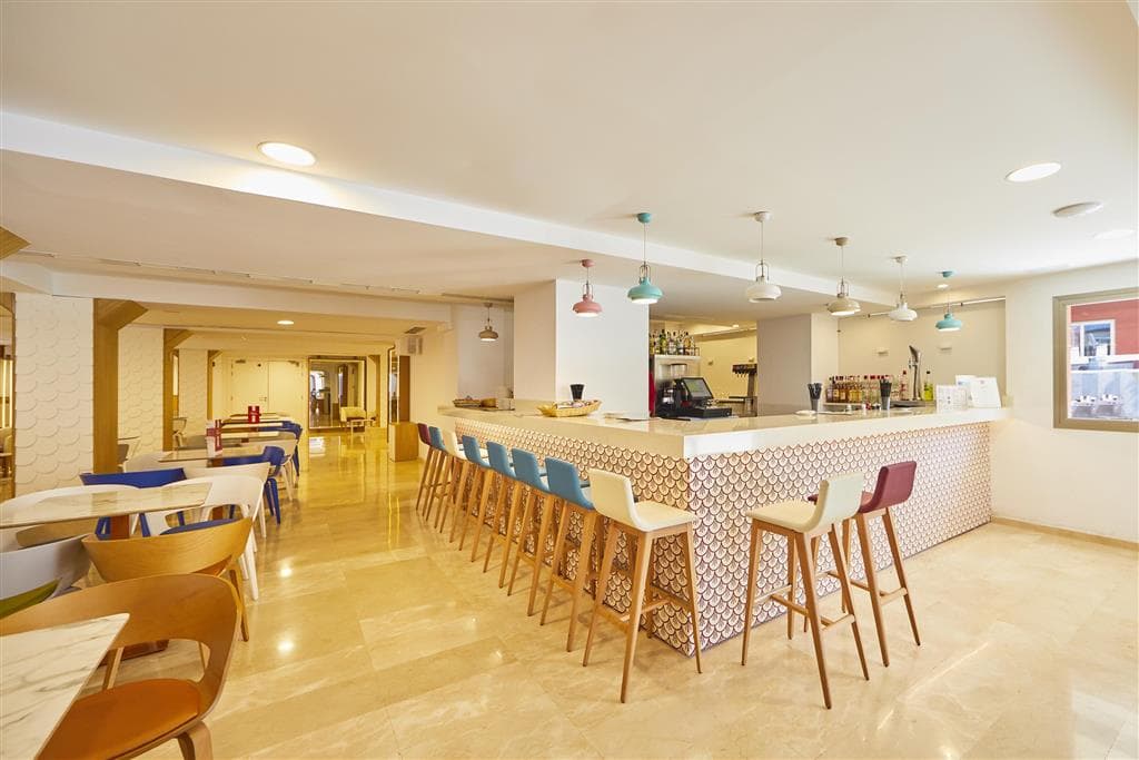 hotel MLL Mediterranean Bay - bar- letecký zájazd od  - Malorka, El Arenal