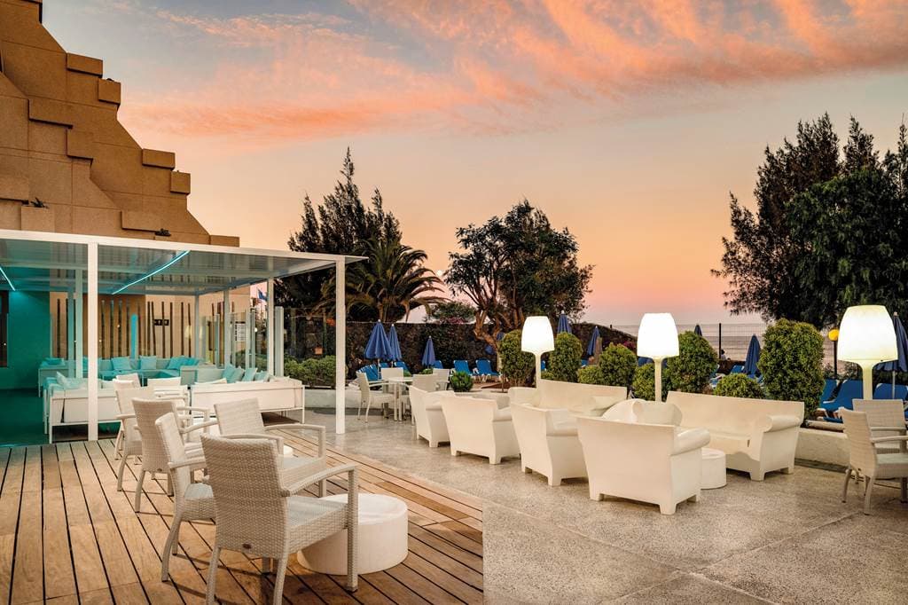 Hotel Grand Teguise Playa - terasa - letecký zájazd  - Lanzarote, Costa Teguise