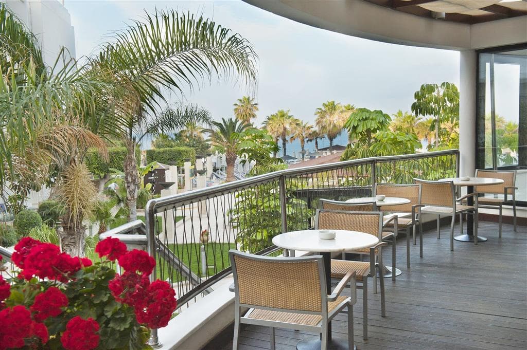 Louis Ledra Beach - bar - letecký zájazd  - Cyprus, Paphos